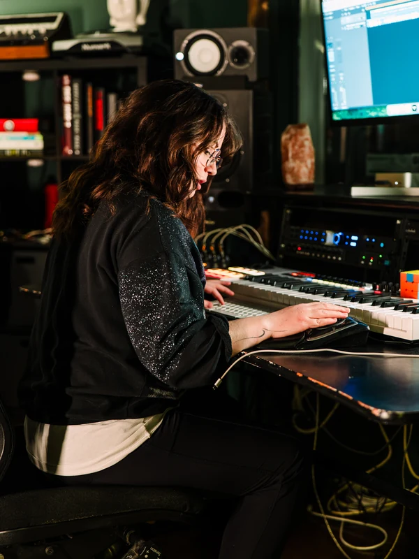 Jillian Triedler at the keyboard at Resonate Music Studio